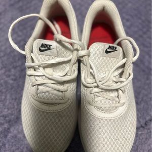 Size7.5 white Nike Tanjun
